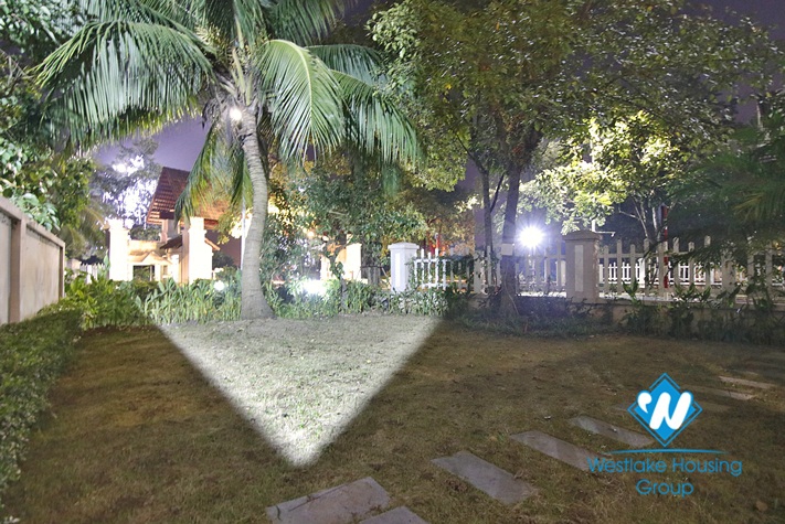  Beautiful corner villa with Garden for rent in Vinhomer Riverside - Long Bien